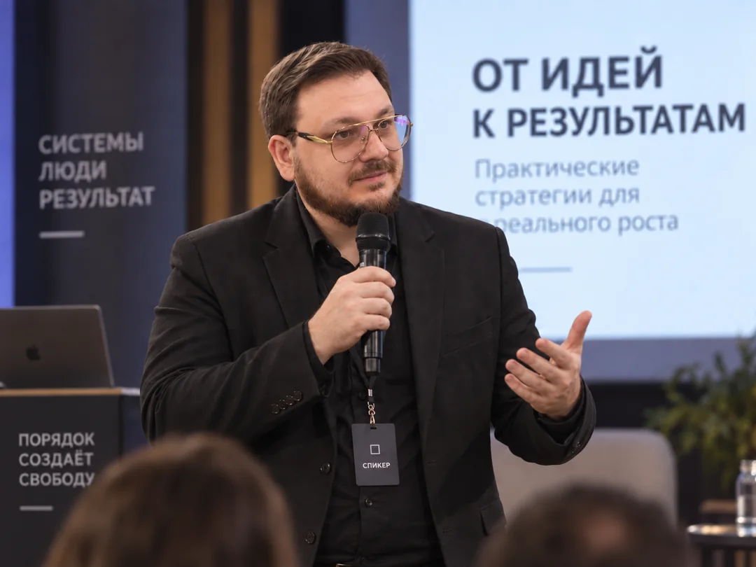 Владислав Теслюк с микрофоном